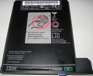 IBM Internal 3.5" Floppy Drive (FDD) 1.44MB, p/n: 05K9205, FRU p/n: 05K9207  ( -   )