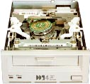 Streamer Hewlett-Packard (HP) SureStore C5686B DAT40i, DDS4, 20/40GB, 4mm, UW SCSI LVD/SE, internal tape drive, retail ()